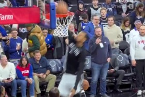 真外星人啊！文班此前热身秀胯下换手暴扣，给场边球迷看傻了！